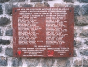Gedenktafel Klagemauer für die 42 Widerstandskämpfer