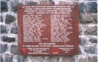 Gedenktafel Klagemauer für die 42 Widerstandskämpfer