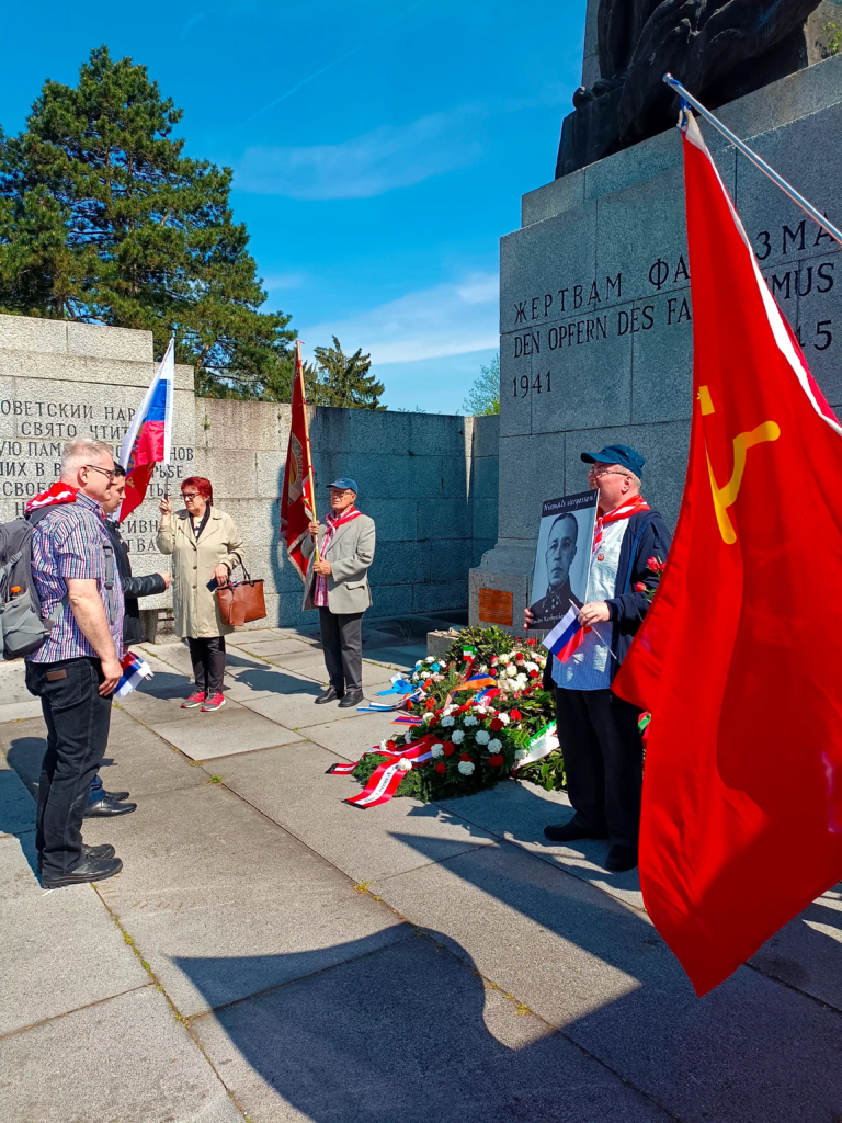 Gemeinsame Kranzniederlegung beim Denkmal der UdSSR