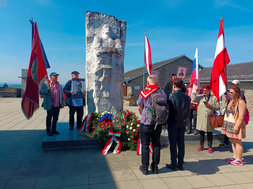 Gemeinsame Kranzniederlegung am Denkmal für D. M. Karbyschew