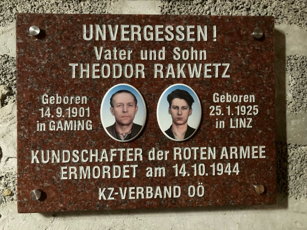 Gedenktafel im Krematorium für Vater und Sohn Theodor Rakwetz