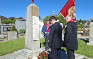 Gedenken am sowjetischen Ehrenmal am Friedhof in Perg