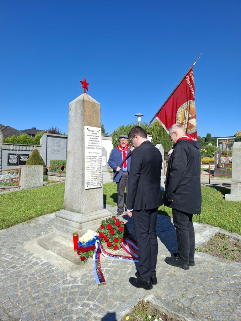 Gedenken am sowjetischen Ehrenmal am Friedhof in Perg