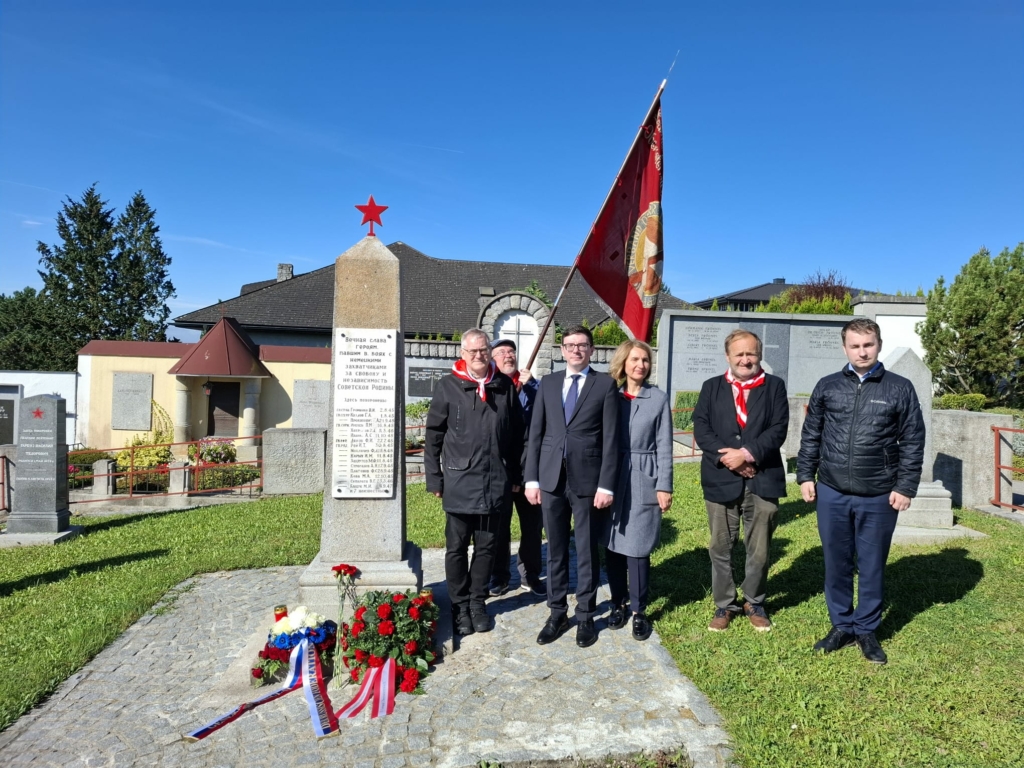 Gedenken am sowjetischen Ehrenmal am Friedhof in Perg