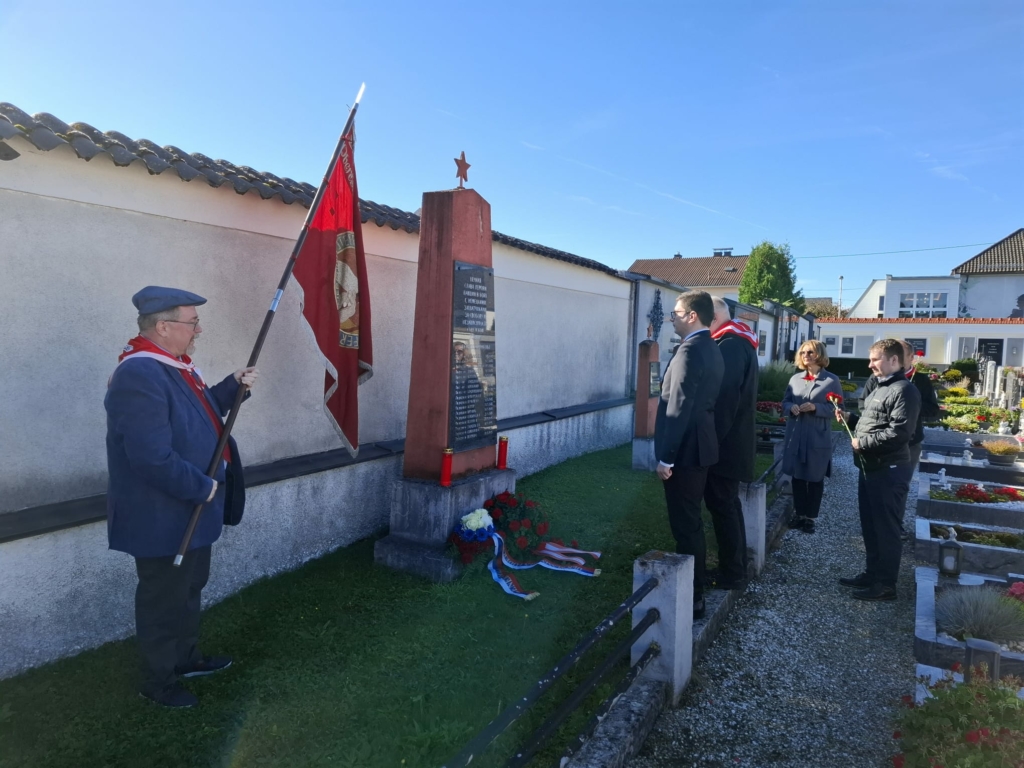 Gedenken am sowjetischen Ehrenmal am Friedhof Pregarten