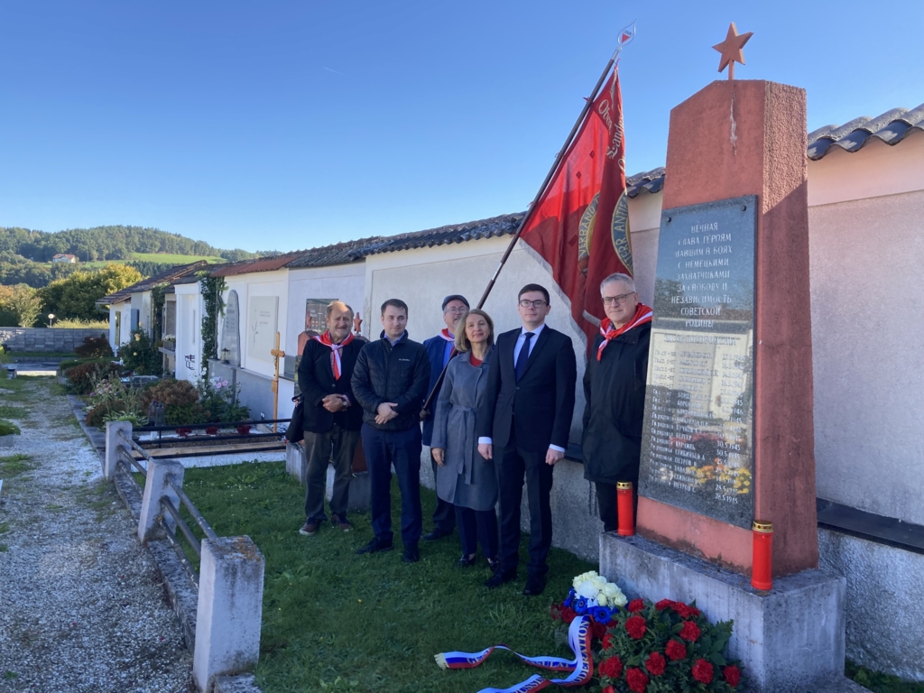 Gedenken am sowjetischen Ehrenmal am Friedhof Pregarten