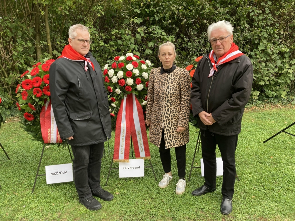 Ehrung des KZ-Verbands am Friedhofsgelände von Schloss Hartheim