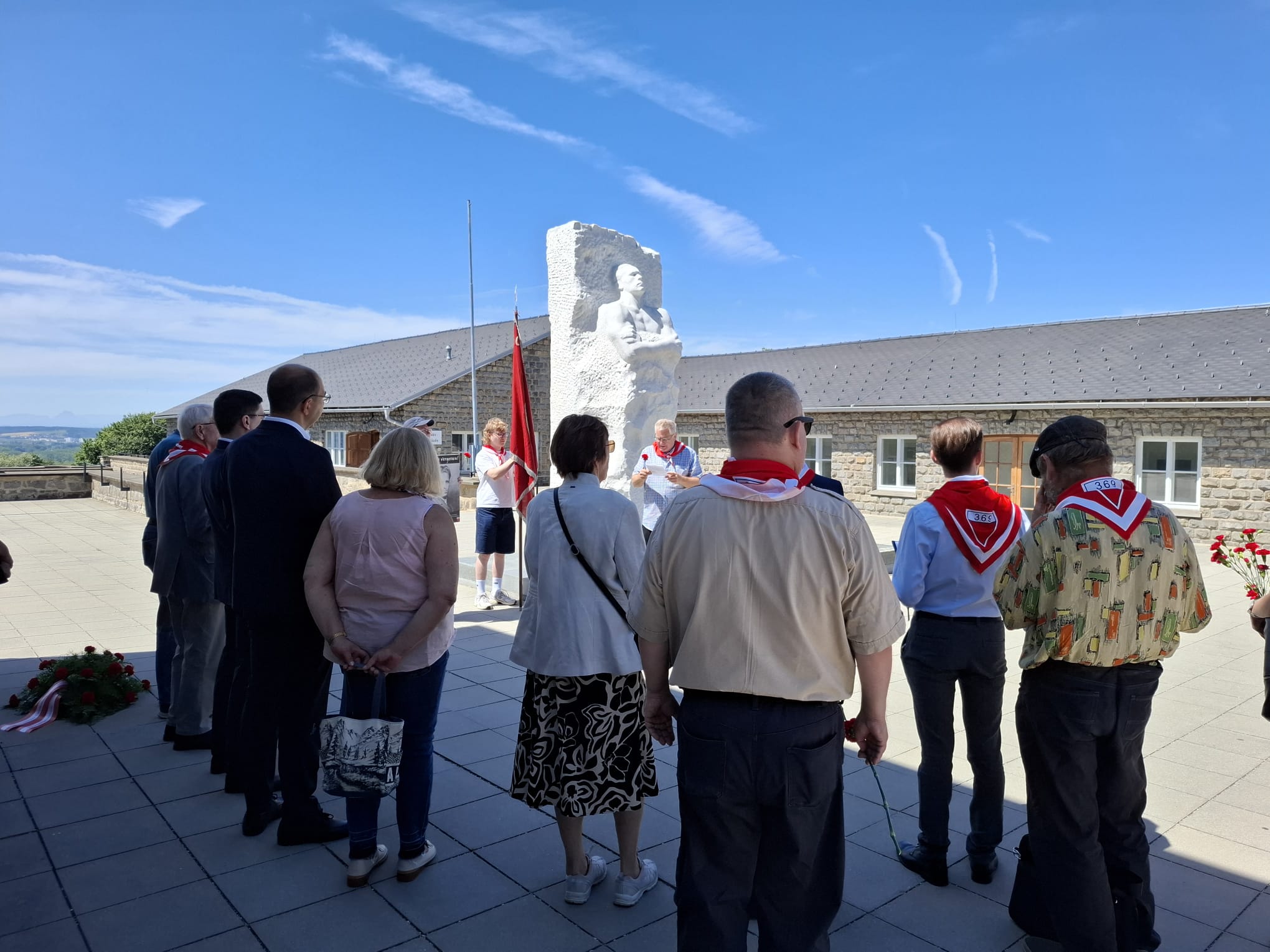 Die Gedenkkundgebung begann beim Denkmal für D.M. Karbyschew
